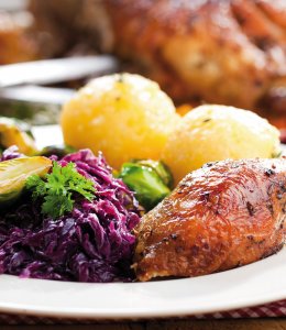 Gänsekeule mit Knödel und Rotkohl © karepa-stock.adobe.com