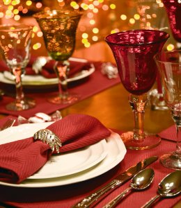 Festlich gedeckter Tisch, Weihnachtsessen © iStock/Liliboas