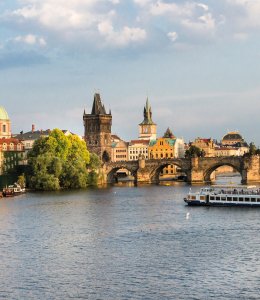 Schiffsfahrt auf der Moldau in Prag &copy; Tibor Puski - stock.adobe.com